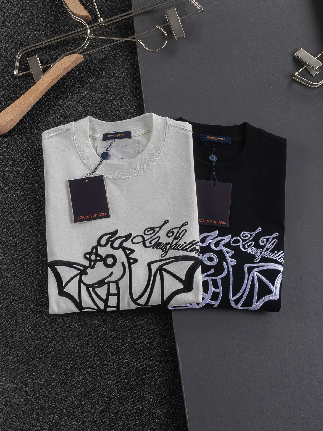 🅿️210 Louis Vuitton 1V micro wide version S-XL 25SS LV new product counter catwalk style with flying dinosaur letters on the chest🪡 embroidered logo, same style for men and women! Short-sleeves are not the same as the general public, but must be unique and eye-catching. This LV short-sleeves is all about quality, comfort, consistent style, fashion, including fabrics and cutting techniques, all of which have been made with great effort! 320 grams of washed pure cotton fabric, pure cotton is breathable, very refreshing and comfortable for daily wear. The rib knitting on the neckline is smooth and tight, and the neckline will not be skewed if you toss it at will. The loose version, you will find that it looks really good on the upper body. The overall is minimalist and neat, super versatile for daily use! Pair it casually with a pair of pants for a youthful look. A T-shirt will make your outfit crazy. It is a fashionable item that can never go wrong! Color: Black White Size: S-XL Size chart: S: Shoulder width 50-Bust 54-Length 70 M: Shoulder width 52-Bust 56.5-Length 72 L: Shoulder width 54-Bust 59-Length 74 XL: Shoulder width 56-Bust 61.5-Length 76